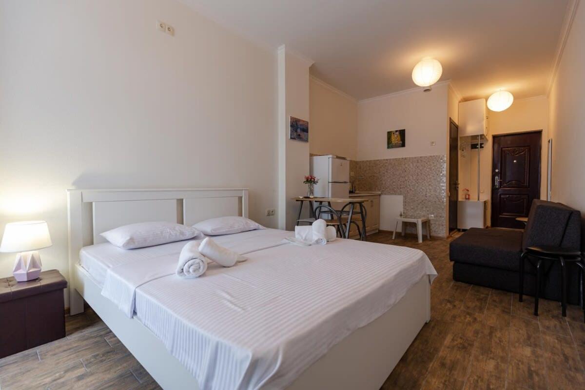 Cozy Studio Apartment In The Heart Of Batum Экстерьер фото